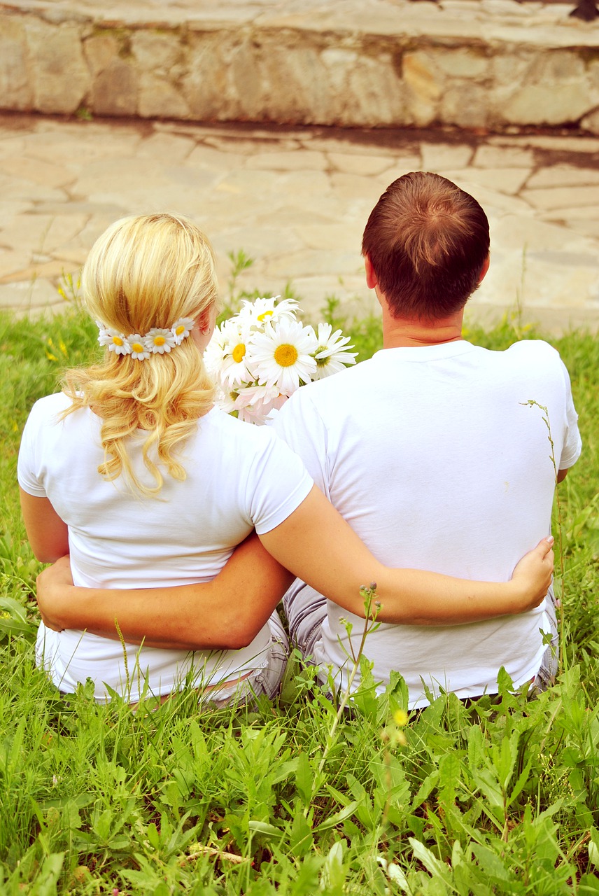 a couple from the back, is love, flowers bouquet-4604226.jpg